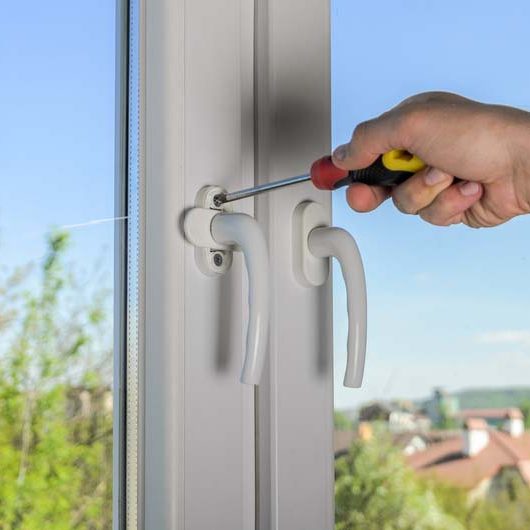 The master repairs and adjusts the screwdriver with the accessories of the plastic window.